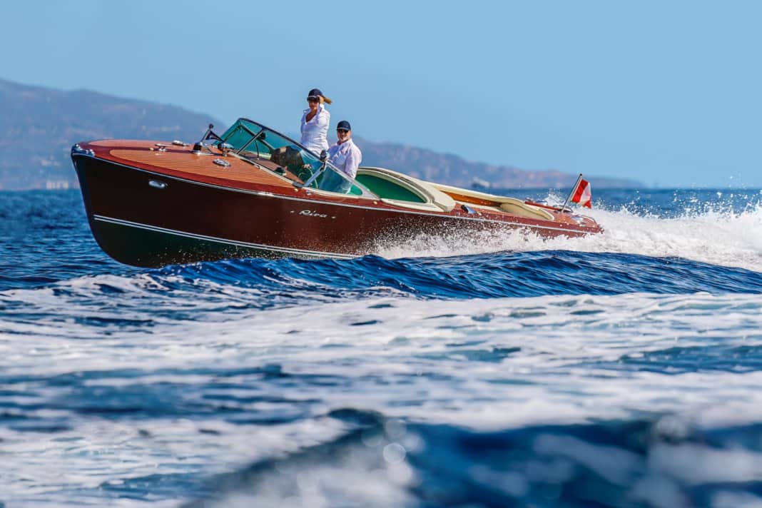 Perfekt in Pose: eine Riva während der Monaco Classic Week beim Fotoshooting.