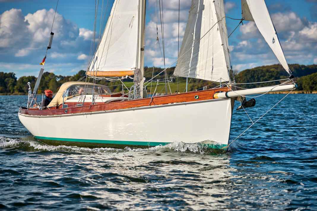 The steep stern and the pronounced deck step are characteristic of the successful self-build.