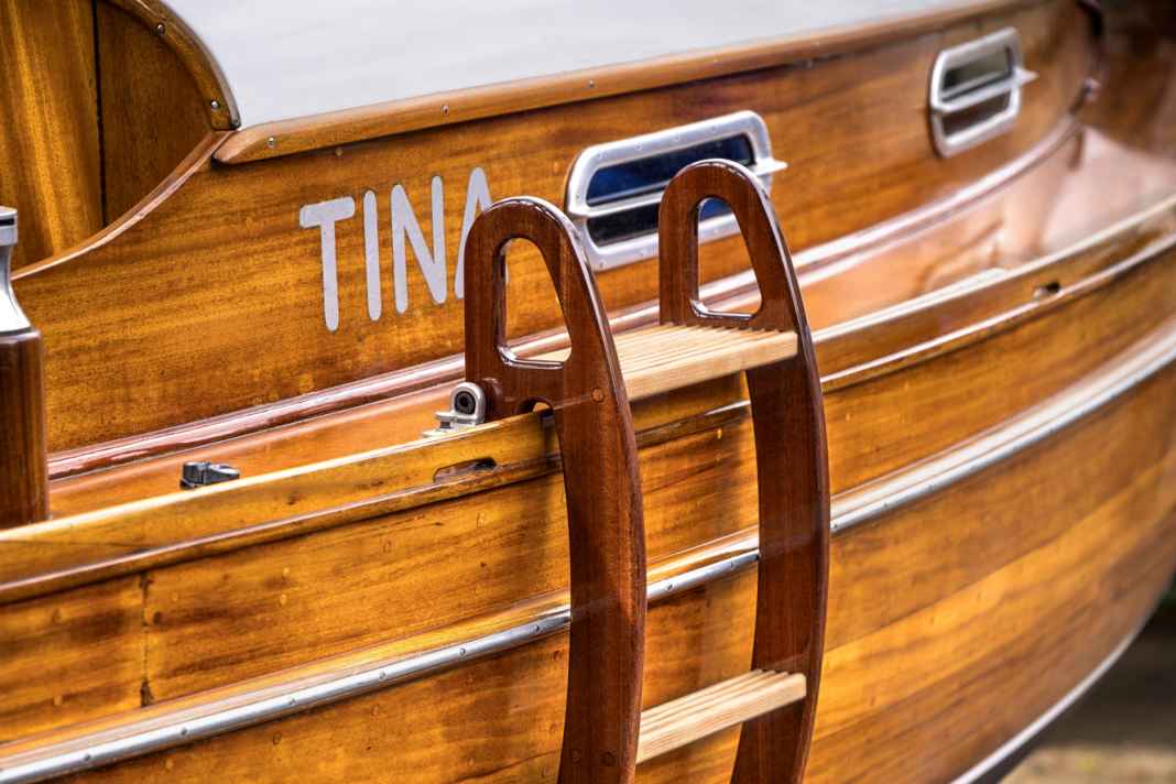 Die Badeleiter ist 1 Meter lang und 34 cm breit, liegt mit der oberen Stufe auf dem Süllbord auf und wird auf beiden Seiten mit Gummipfropfen im Auge je eines Focktravellers gehalten.