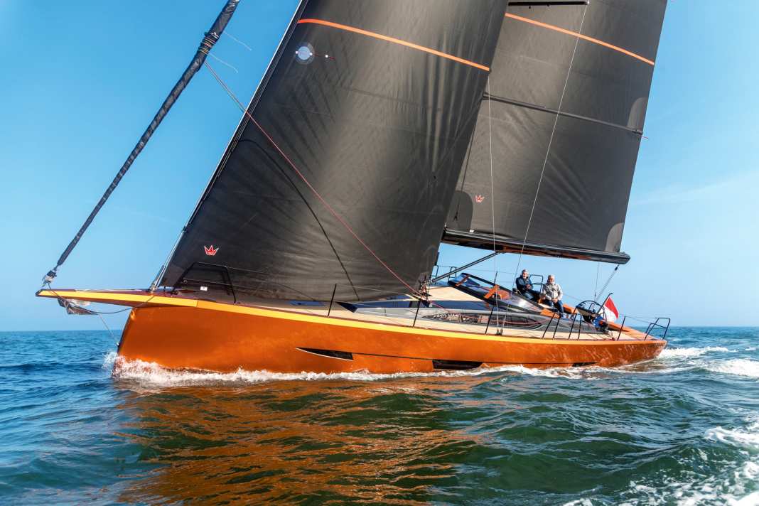 Stretched lines, moderate shapes and a slim foredeck. The large Saffier is a real eye-catcher, and not just because of its colour.