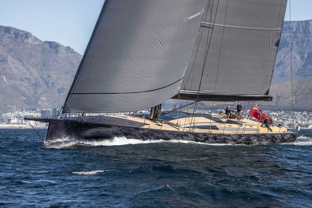 Böser Blick: Den Aufbau legte Nauta Design mit Speerspitzen- Fenstern aggressiv an, der sportliche 36 Meter lange Performance- Cruiser wird aber primär familiär genutzt.