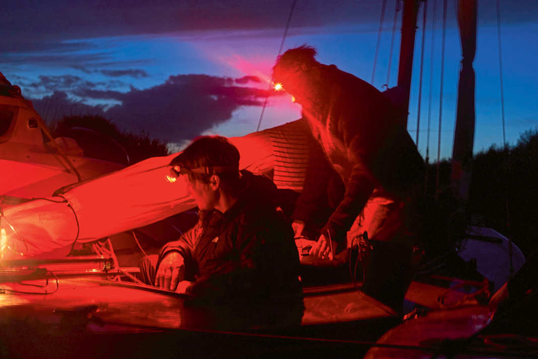 In addition to position lanterns or reading lights above the berths, there are countless sources of light on a yacht. These include headlamps with red light, which are easy on the eyes at night. Check the batteries regularly!