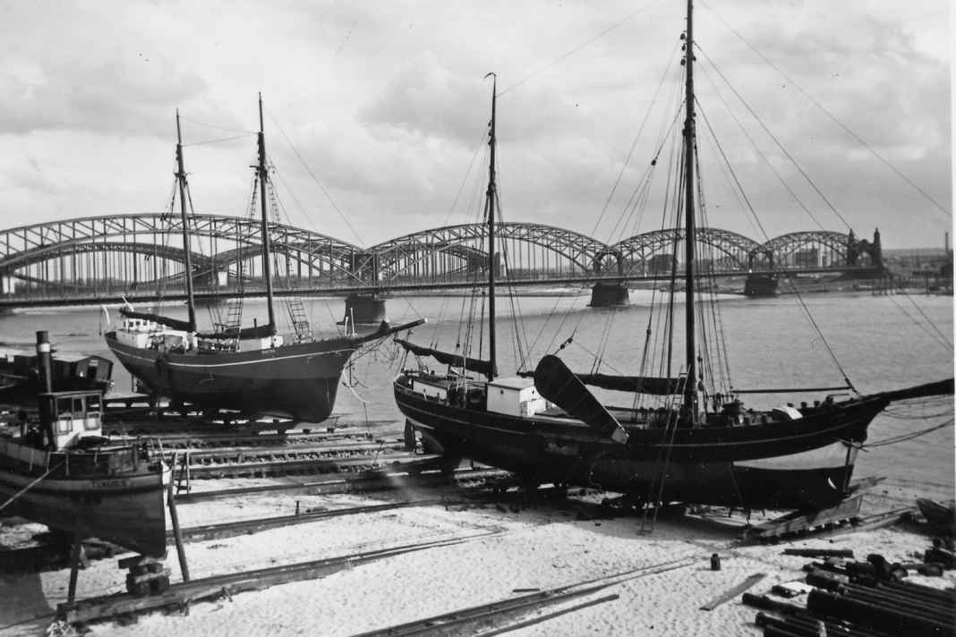 Beautiful: Galiot "Claus" (right) in the 1930s on the Süderelbe opposite Harburg.