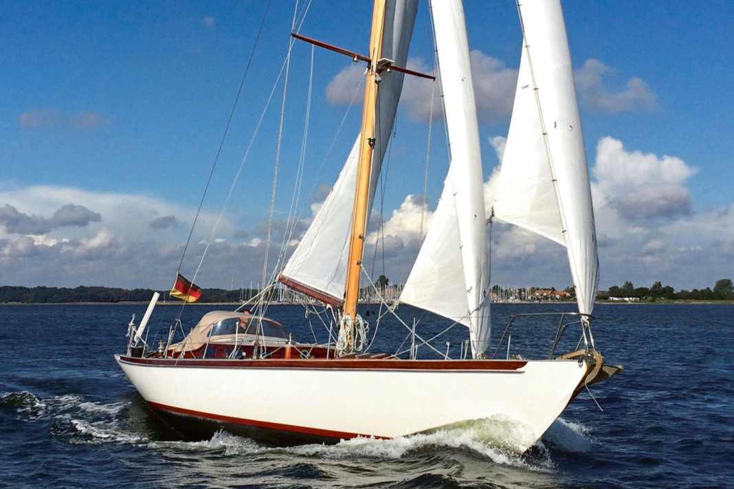 Frank built the 12.50 metre long "Stina" from Kambala wood in three years, following the example of the legendary "Stormy Weather" by designers Sparkman & Stephens.