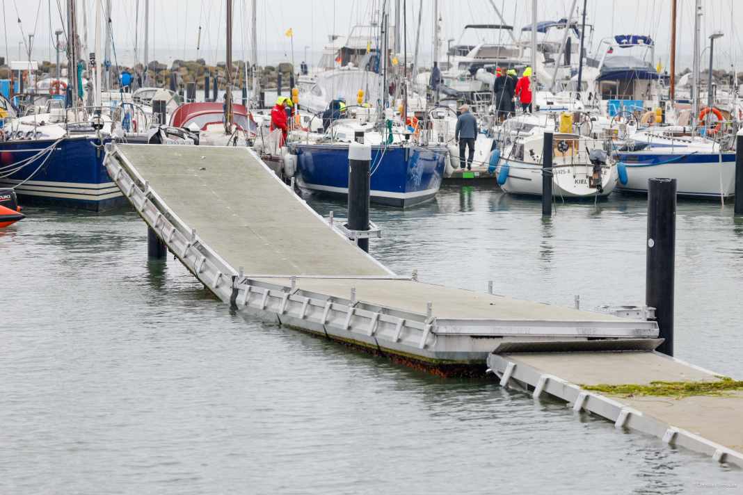 Im Hafen von Schilksee sind nicht nur 48 Yachten gesunken, auch die Steganlagen werden erheblich zerstört