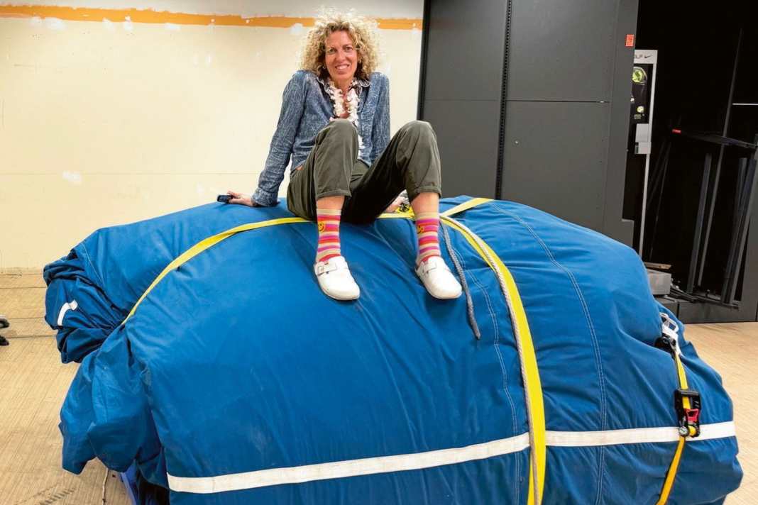 Angela Abshier a étudié le journalisme et le droit. Mais c'est avec son organisation Sail 2 Shelter que cette Américaine a trouvé le travail de ses rêves.