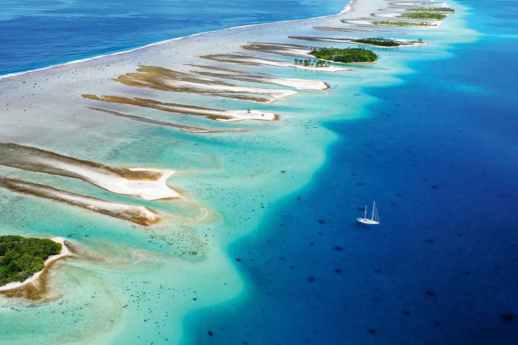 L'archipel des Tuamotu en Polynésie française. Le plus grand atoll corallien du monde est pour beaucoup l'incarnation de la navigation en eau bleue.