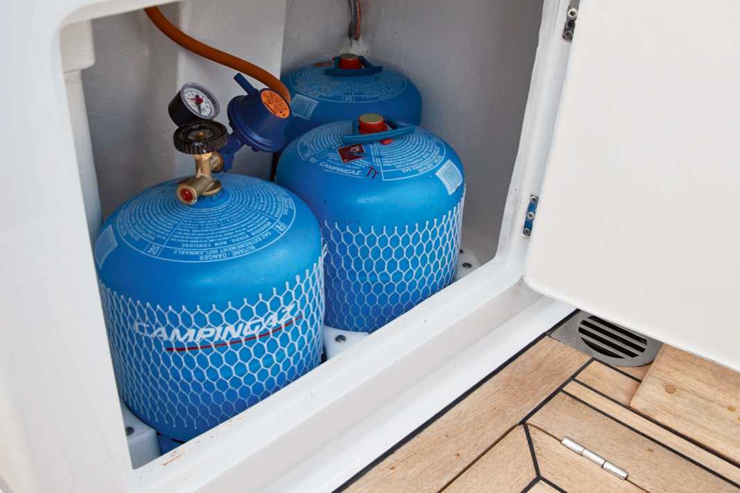 The regulator and the remote switch solenoid valve are located in the gas box. The orange sticker indicates a 50 millibar system.