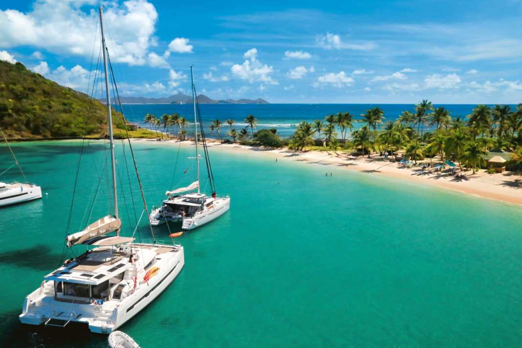 Sorgloses Ankern vor traumhafter Kulisse: So stellen sich angehende Skipper den perfekten Segelurlaub vor. Wir geben Tipps, wie das gelingen kann.