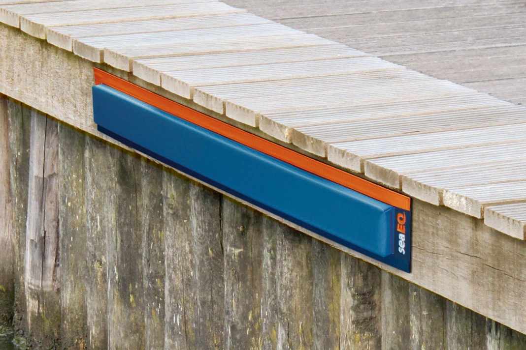 Sur son propre lieu d'amarrage, il est possible de fixer des tapis de défense étroits sur le ponton ou sur le mur du quai.