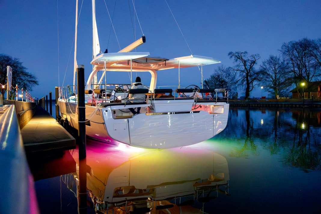 Evening mood: Atmospheric lighting and plenty of comfort make the Hanse 590 a small superyacht.