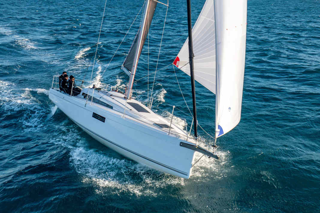 Raumgleiter mit Sport-Genen: Die First 30 entwickelt bei Wind viel Dynamik. Der Mast steht weit achtern, wie bei einem echten Racer.