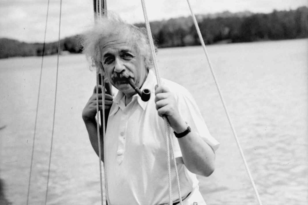 Albert Einstein a bordo. In nessun luogo il fisico si sentì libero come in acqua.