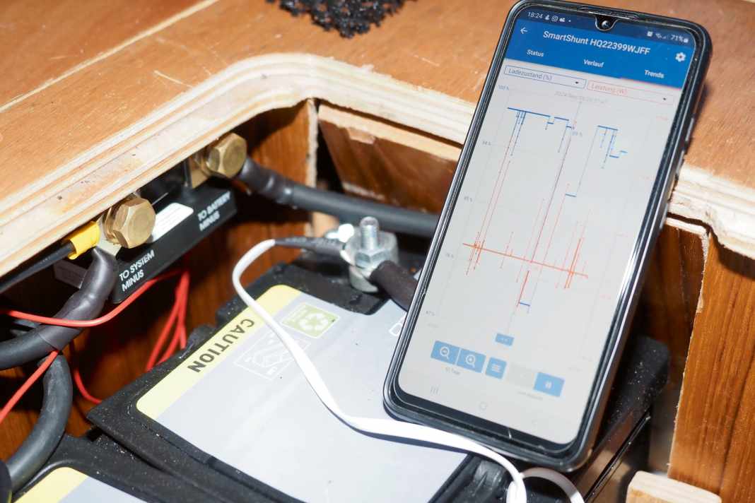 Der Smartshunt arbeitet mit allen Akkutypen und liefert den Ladezustand direkt aufs Telefon.