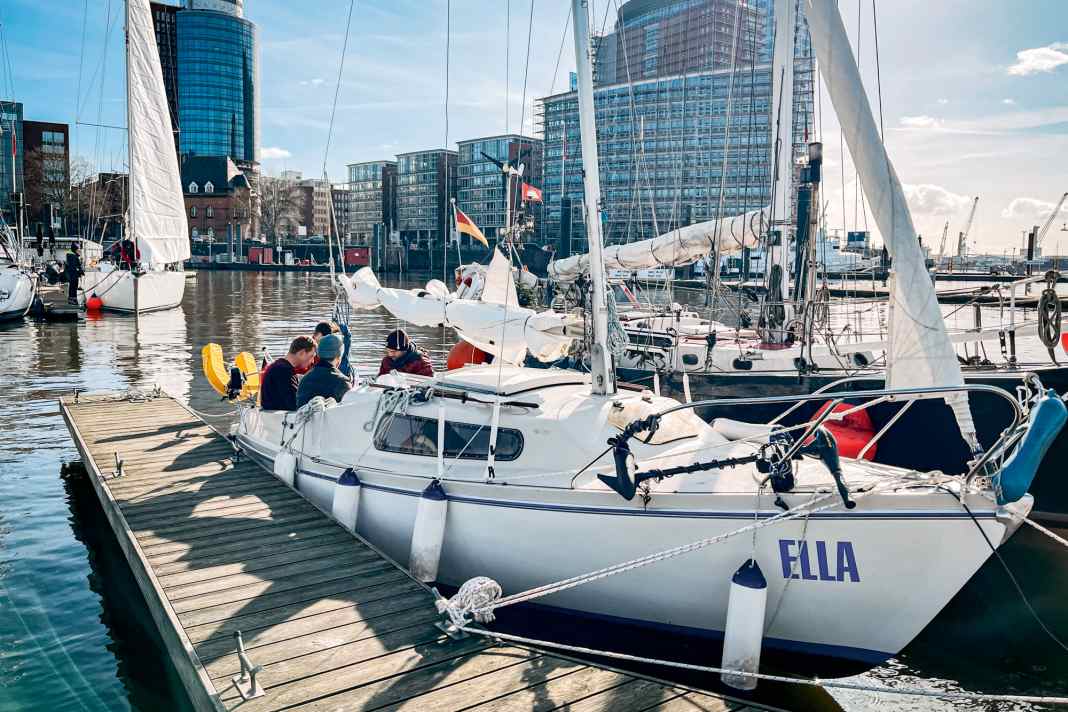 Seehausen mit Freunden auf seiner „Ella“ im Ham­burger Cityhafen.