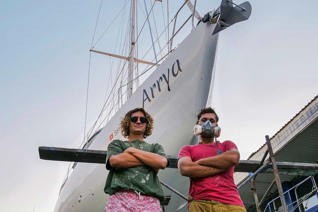 Auf ihrer Reise um die Welt mussten sich die „Segeljungs“ diversen Herausforderungen stellen. Dazu gehörten auch Bootsbauarbeiten.