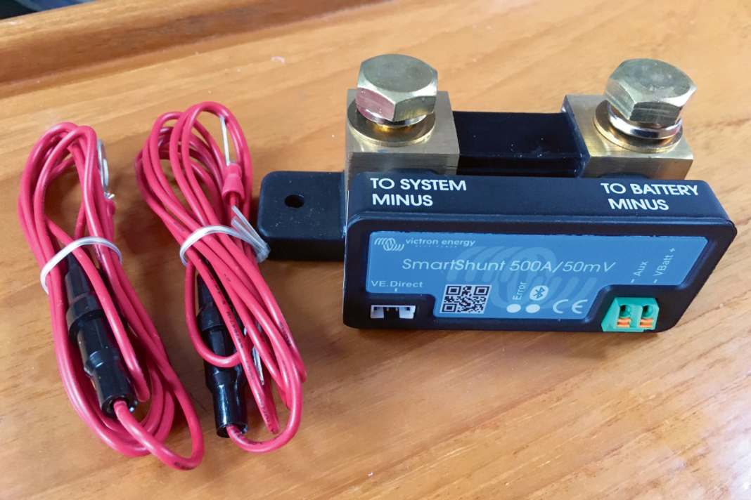 Die Plusleitungen für die Spannungsmessung gehören bei Victrons Smartshunt zum Lieferumfang, Sicherungen ebenfalls.