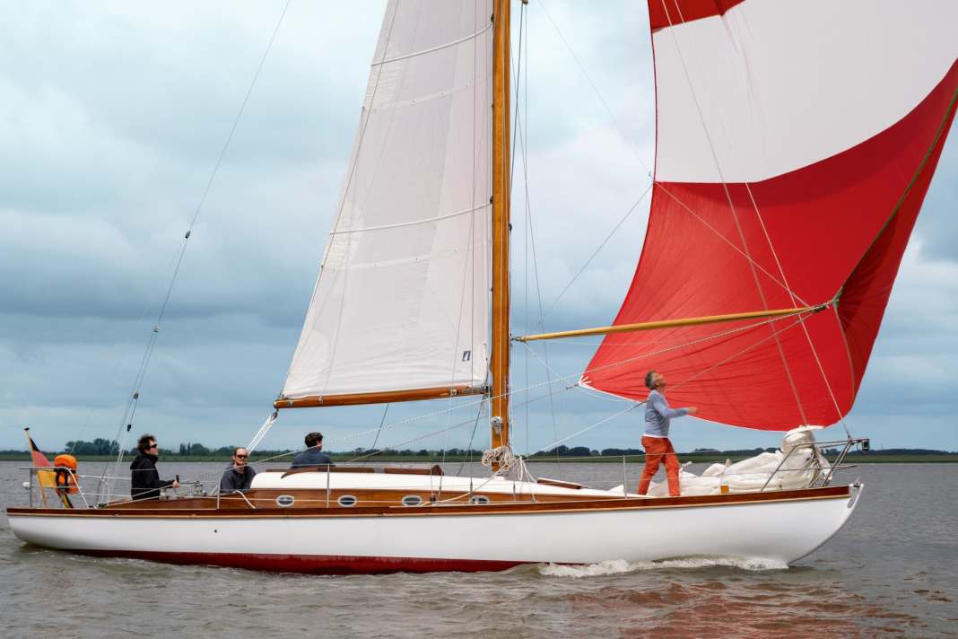 Trimming with new sails on the Elbe, where the "Nordwest" has been at home since its launch in 1924.