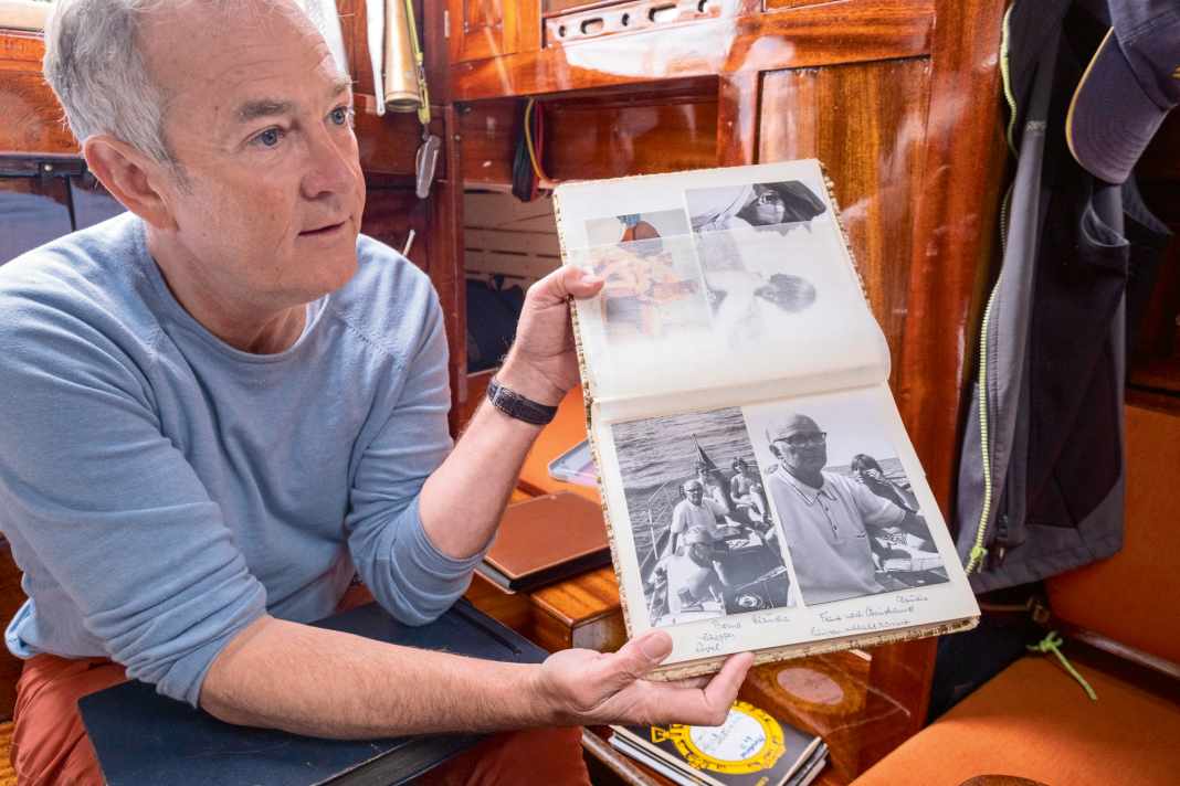 Thomas Körner garde les vieux albums photos et les journaux de bord comme un trésor précieux.