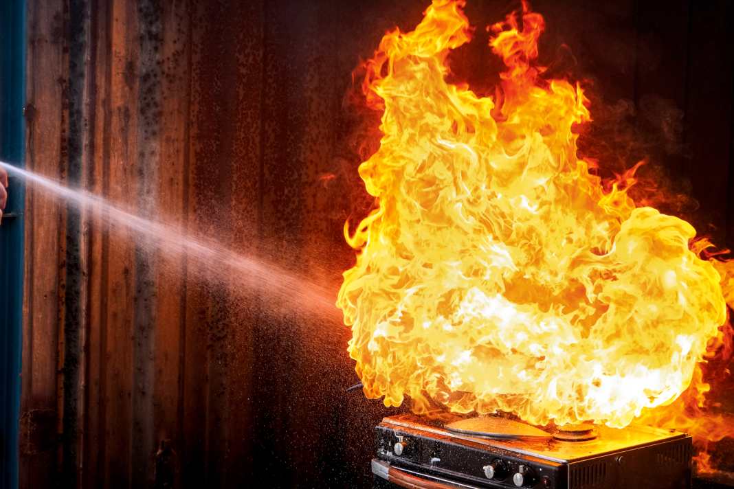 La situation d'urgence la plus dangereuse à bord. Tenter d'éteindre le feu ou prendre la fuite ?