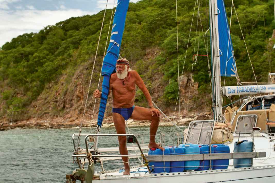 Wolfgang „Gangerl“ Clemens (83): Der Bayer verkaufte 1987 seine Firma, stieg aus und bereist seither unter Segeln die abgelegensten Winkel der Erde mit seinen Yachten „Bavaria“ I und II. Davon handelt jetzt der Film „Ausgsting“.