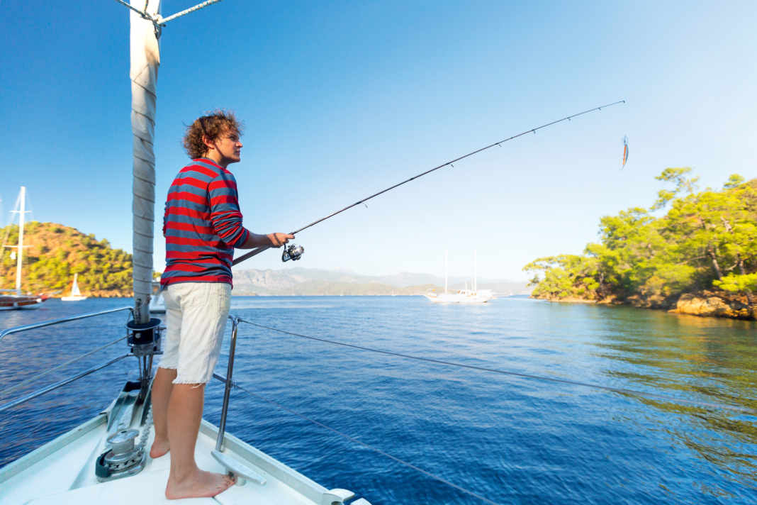 Relax dopo una lunga giornata di navigazione: pesca in una baia di ancoraggio.