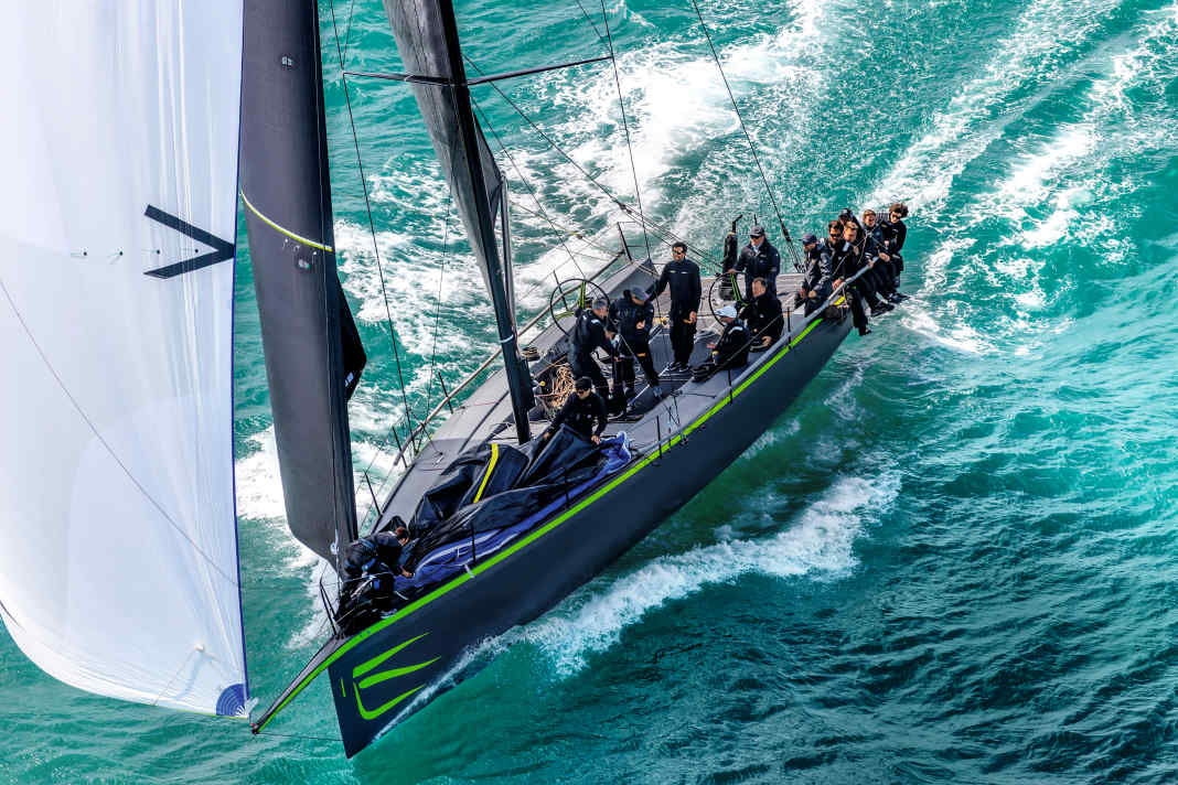 Die erste Wallyrocket 51 beim Testschlag in voller Gleitfahrt vor Valencia.