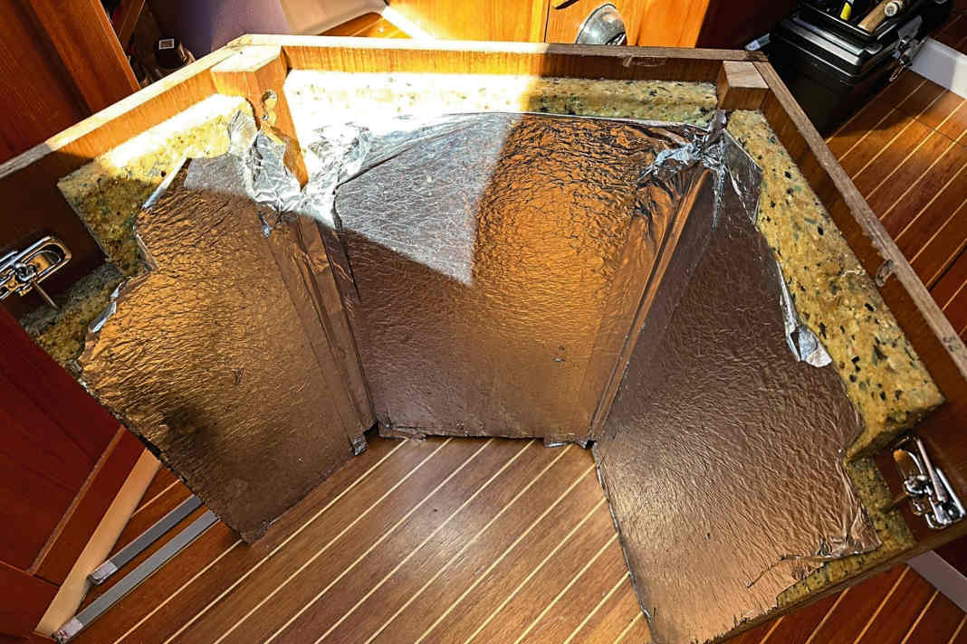 Crumbling protection: The foam panels are still intact, but the film is peeling off over a large area. This is not attractive and harbours the risk of the foam becoming saturated in the event of leaks.