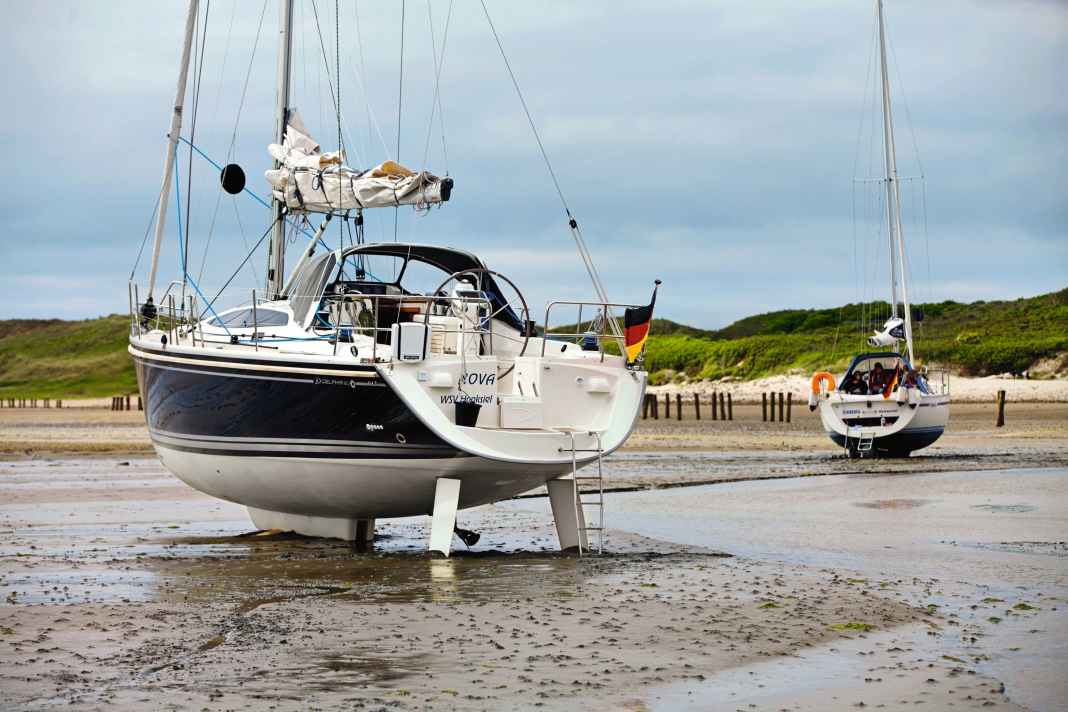 Yachten fallen trocken vor Wangerooge Ost. Mit dem geeigneten Boot ist das Trockenfallen die Kür im Wattenmeer.