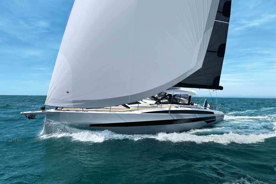 Wuchtige Erscheinung: Das Flushdeck, der Dodger und die langen Fensterbänder in den hohen Laufdecks prägen die Linien.