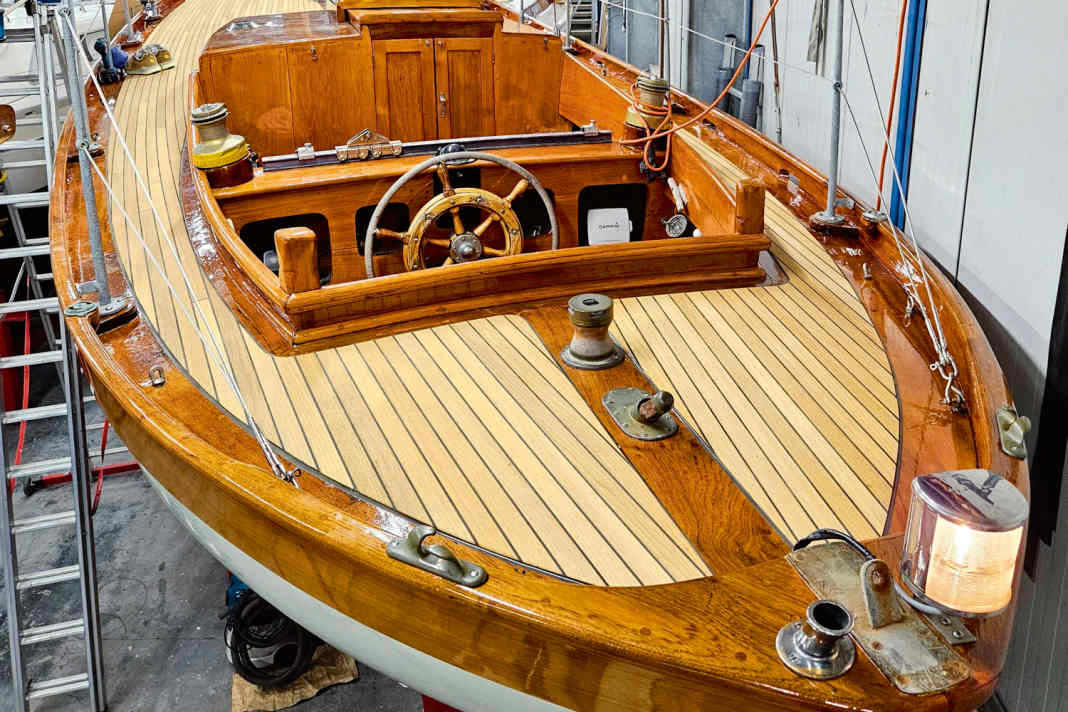 The hull lines are as strong as they are harmonious, while the straight, parallel wooden poles are atypical for a leisure boat. There is no pushpit.