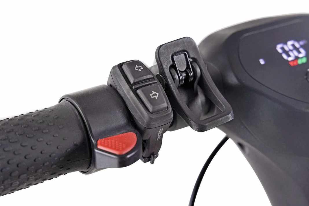 Daumenbremse und Blinker: E-Scooter werden über Tasten, Schieber oder Wippschalter am Lenker bedient.