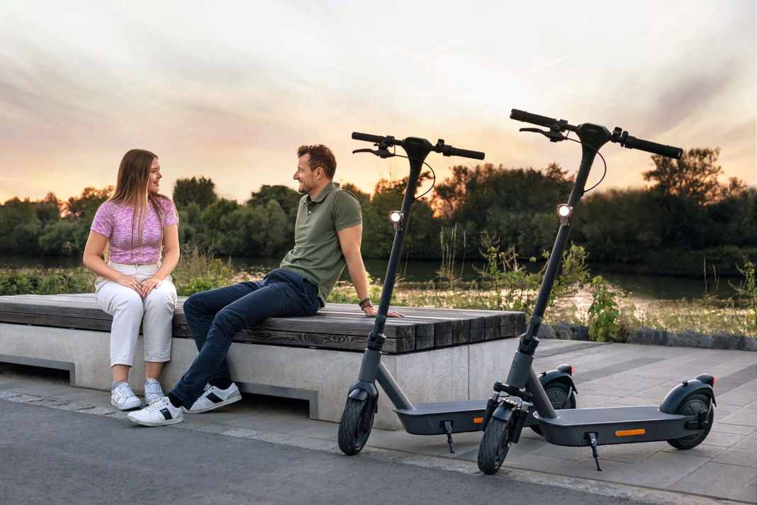 Pratiques, chics et rapides : les scooters électriques sont de plus en plus populaires auprès des plaisanciers. Mais peuvent-ils remplacer la roue de bord ?