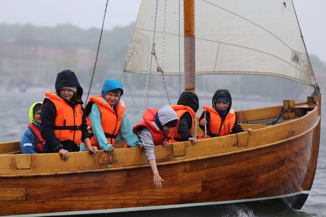 Trotzen Wind und Wellen: Viertklässler der Kieler Waldorfschule auf einem Segelkutter.