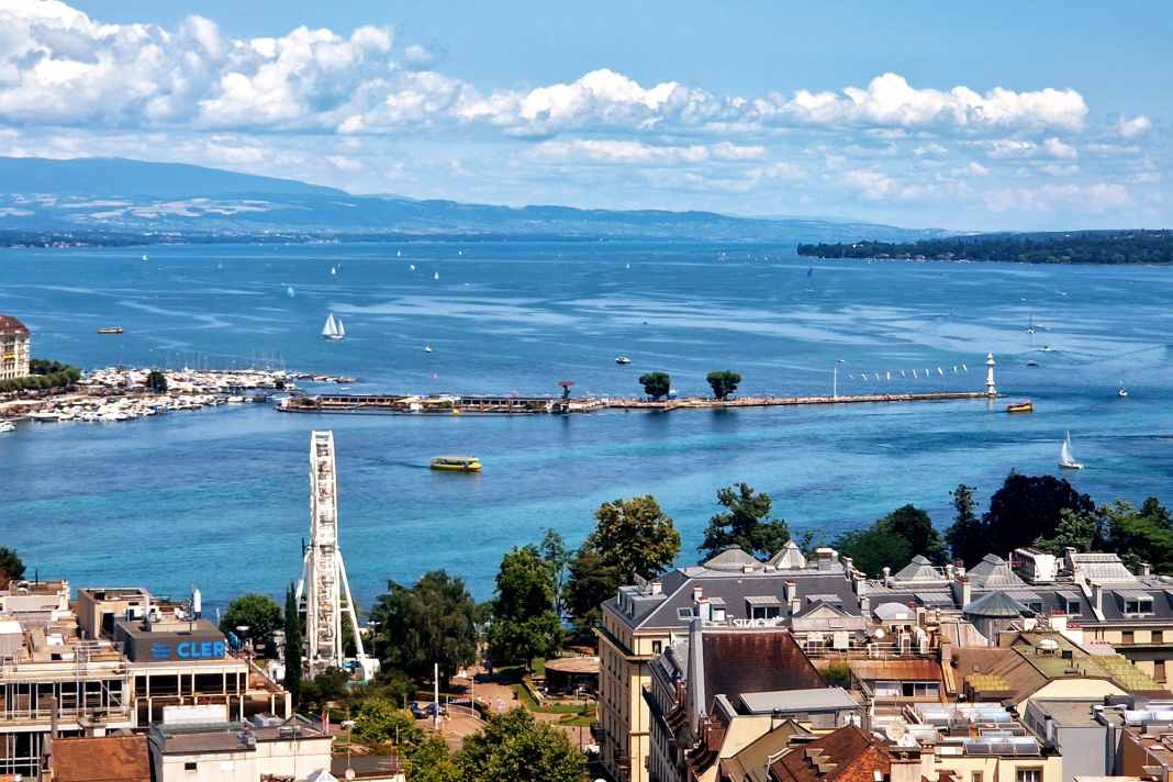 Panorama alpino, condizioni di vento entusiasmanti e una ricca storia: il Lago di Ginevra è una vera e propria mecca della vela.