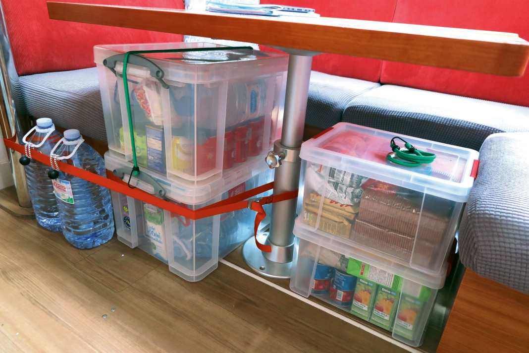 Double protection for provisions: plastic boxes protect food from moisture and thus ensure its shelf life. Pests are also kept away.