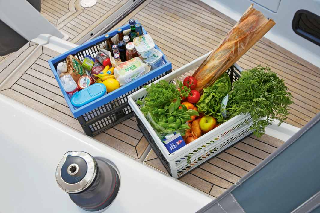 Against stowaways: the cardboard food packaging remains on land. The provisions come on board in plastic boxes. There could be cockroach eggs in the boxes.