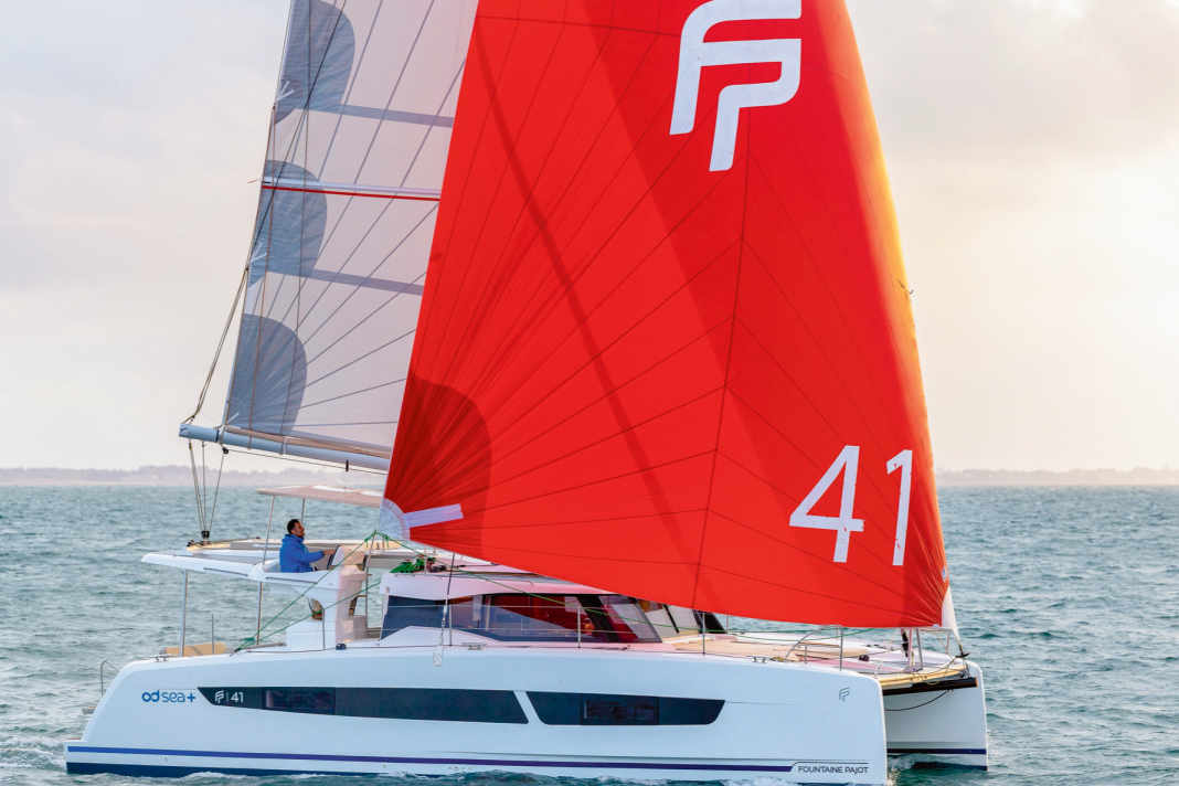 Moderne Linien: Negativer Deckssprung, senkrechte Steven, große Fenster und ein nach achtern ansteigendes Bimini kennzeichnen den New 41.