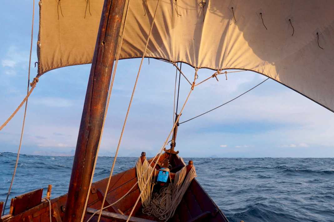 Bien avant les boussoles et les cartes marines, les Vikings trouvaient leurs routes en mer, avec des îles et des montagnes comme points de repère.