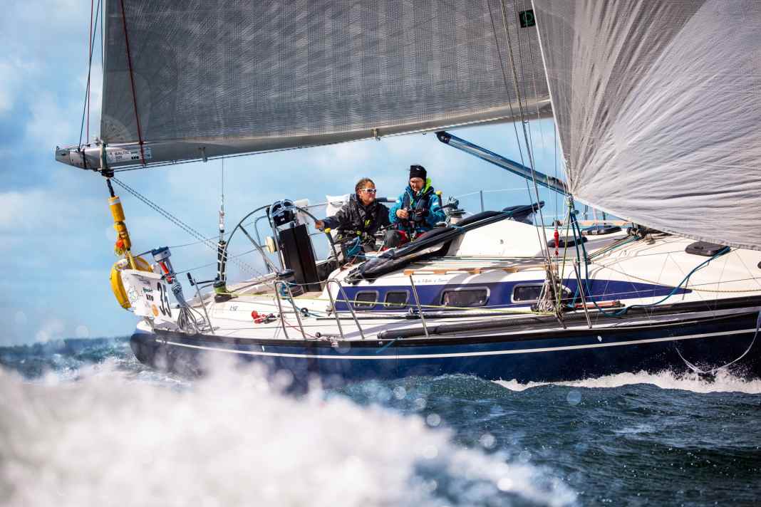 Couple sur une course en double main. Pour beaucoup, l'exemple même de l'expérience de navigation parfaite à deux.