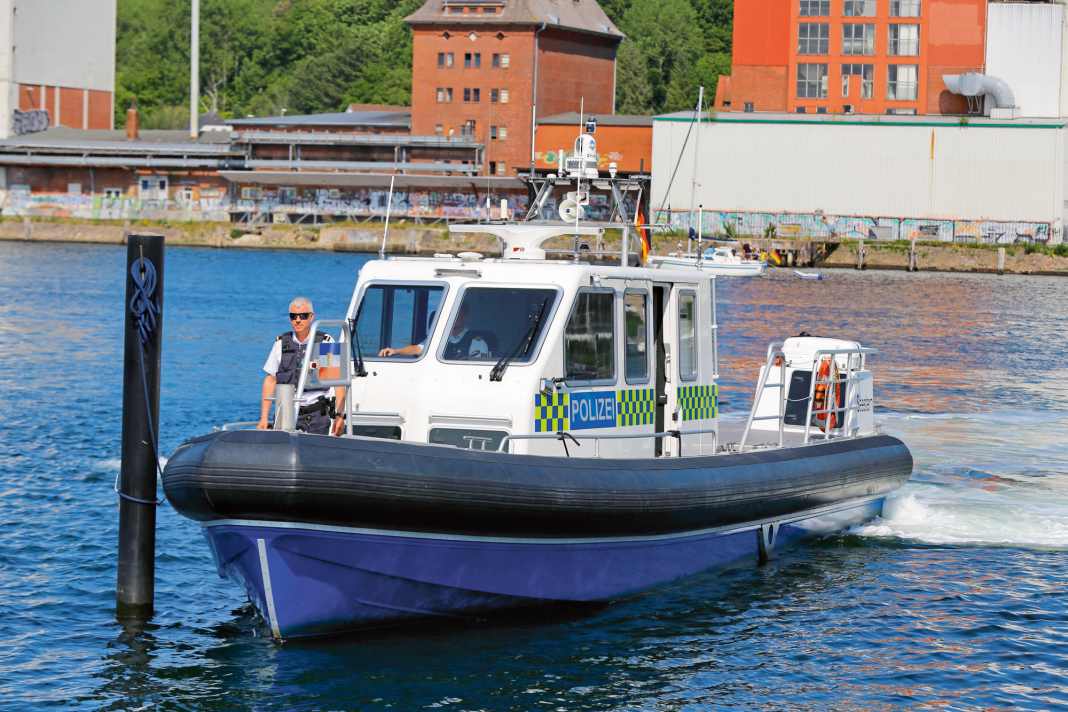 Enno Cassens und sein Kollege Lars Cziszkus sind regelmäßig mit ihrem Streifenboot „Seestern“ auf der Flensburger Förde im Einsatz unterwegs.