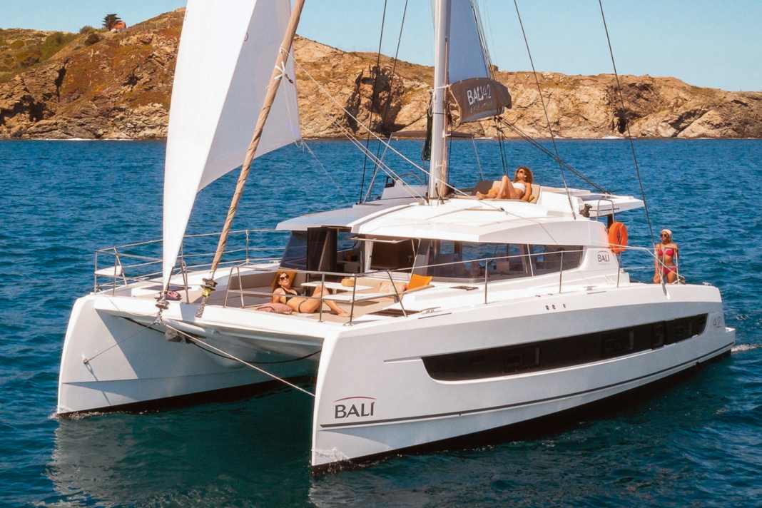 Bali 4.2: Un salone che si estende fino a poppa con una porta del garage in vetro, il pozzetto anteriore con passaggio dalla tuga e la prua fissa caratterizzano questo catamarano piuttosto pesante dell'emergente cantiere francese. Lunghezza scafo 12,85 m; larghezza 7,08 m; peso 15,9 tonnellate; a partire da 534.310 euro.