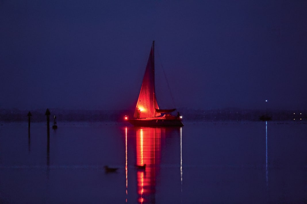 The LED signalling flare provides an eye-catching flashing light at night. The reflection of the sail enhances the effect.