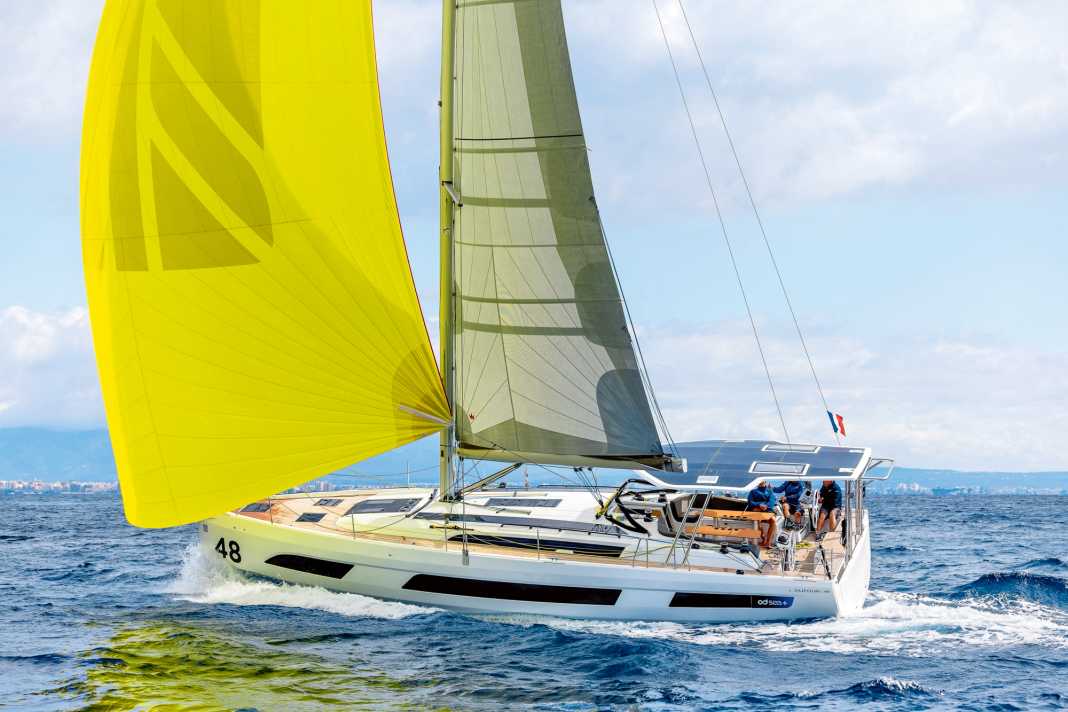 Una buona dose di sportività: in condizioni di vento e sotto gennaker, il Dufour, dal forte impatto visivo, mostra di che pasta è fatto.