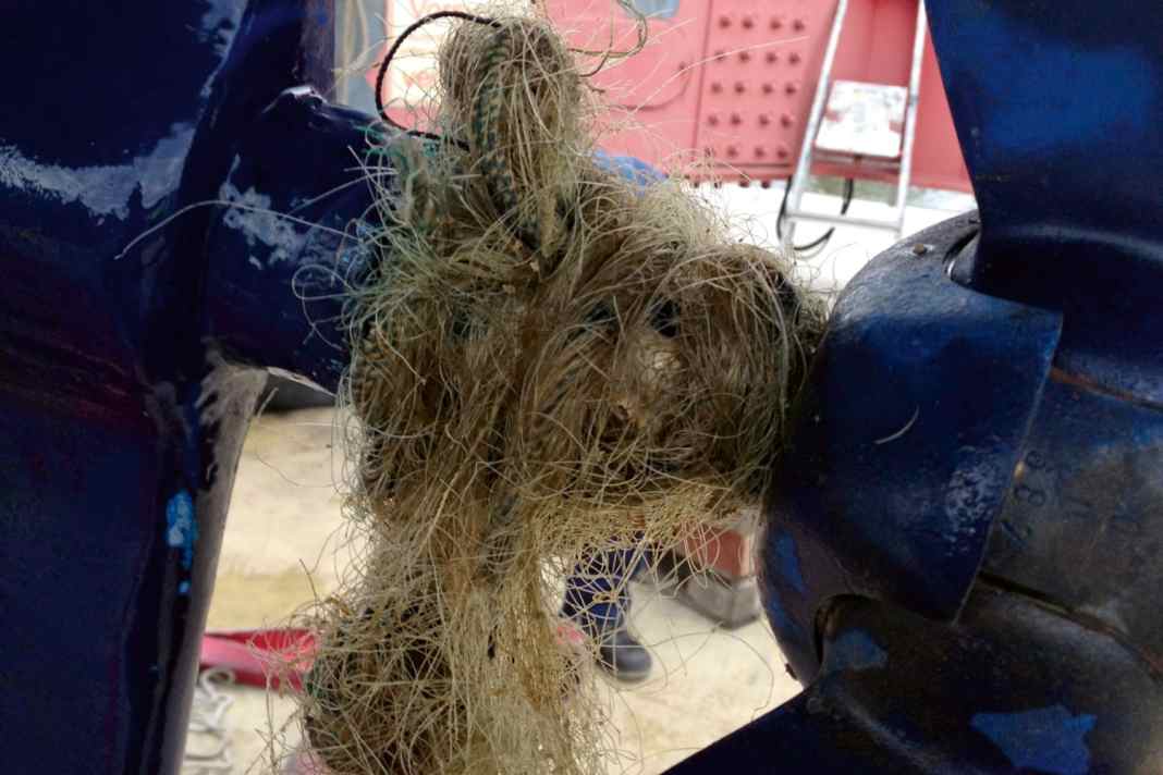 Reti e teloni di plastica sono un problema comune in diverse aree e difficilmente possono essere evitati di notte.