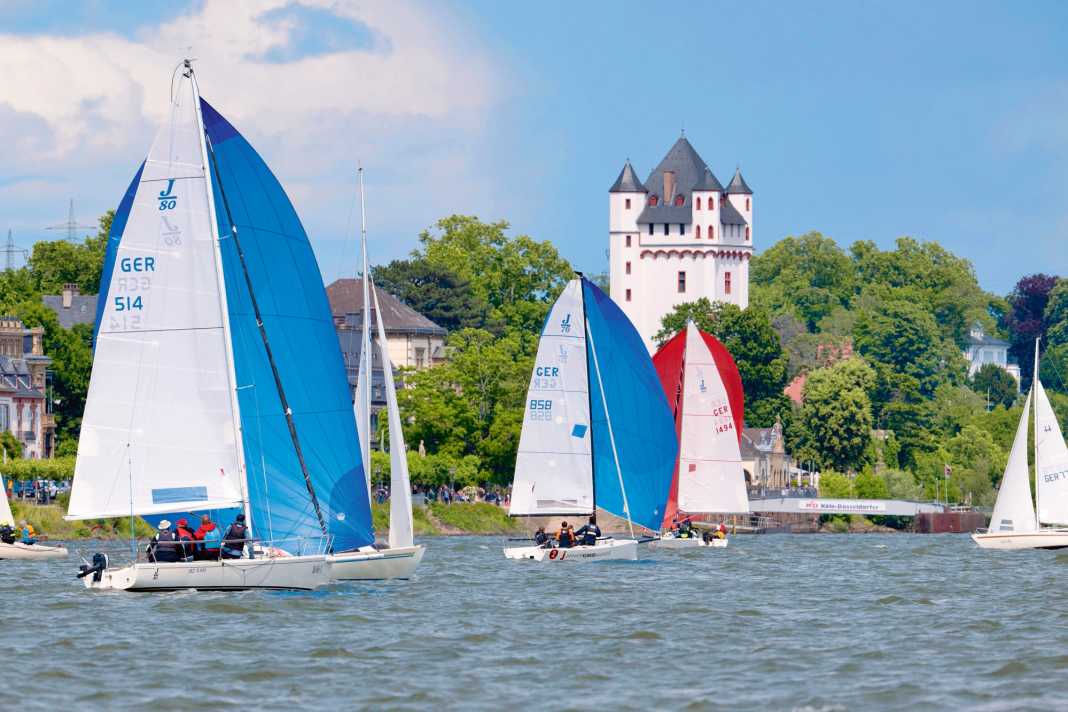 Auf die Tücher, fertig, los – inmitten der idyllischen Landschaft des Rheingaus findet die Rheinwoche mit über 300 Seglern statt.