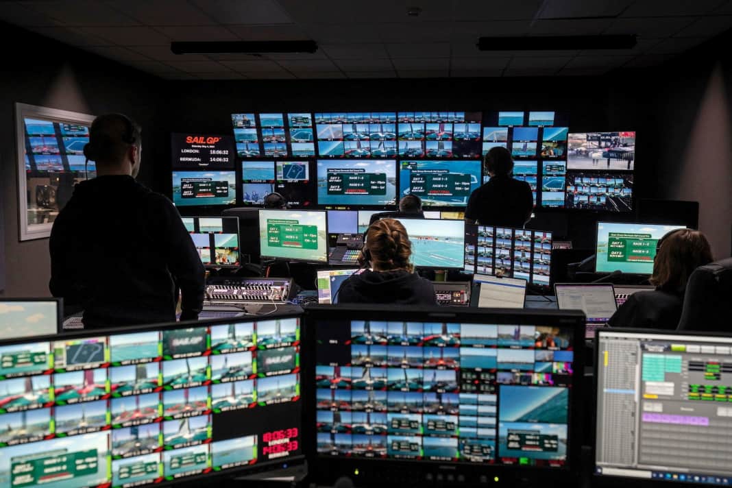 Tutti i dati e le immagini in diretta confluiscono nel centro di trasmissione di Londra. .