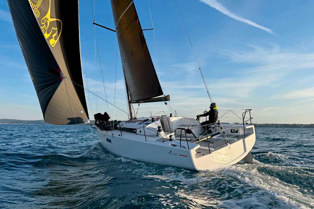 Thanks to the tiller, the helmsman sits further forward and can reach all winches and sheets.