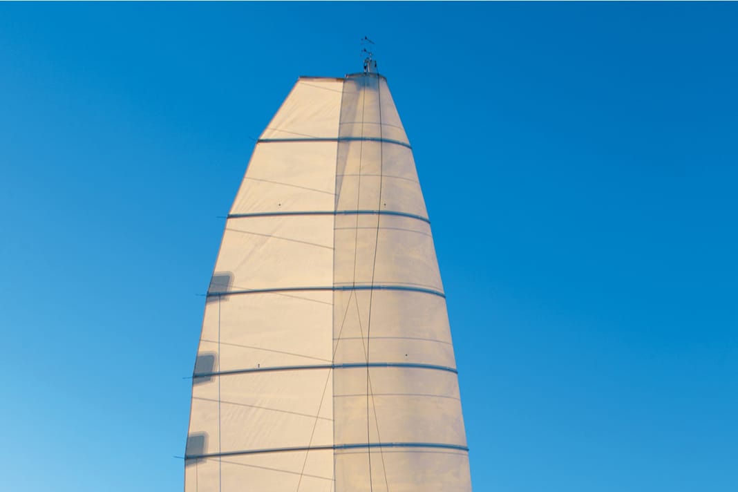 The Beneteau wing is split and the profile depth is adjustable. The wing is set on an unstayed mast.