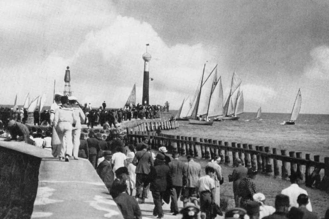 Seit fast 100 Jahren messen sich Segler vor Warnemünde. Die Westmole ist ein beliebter Ausguck.